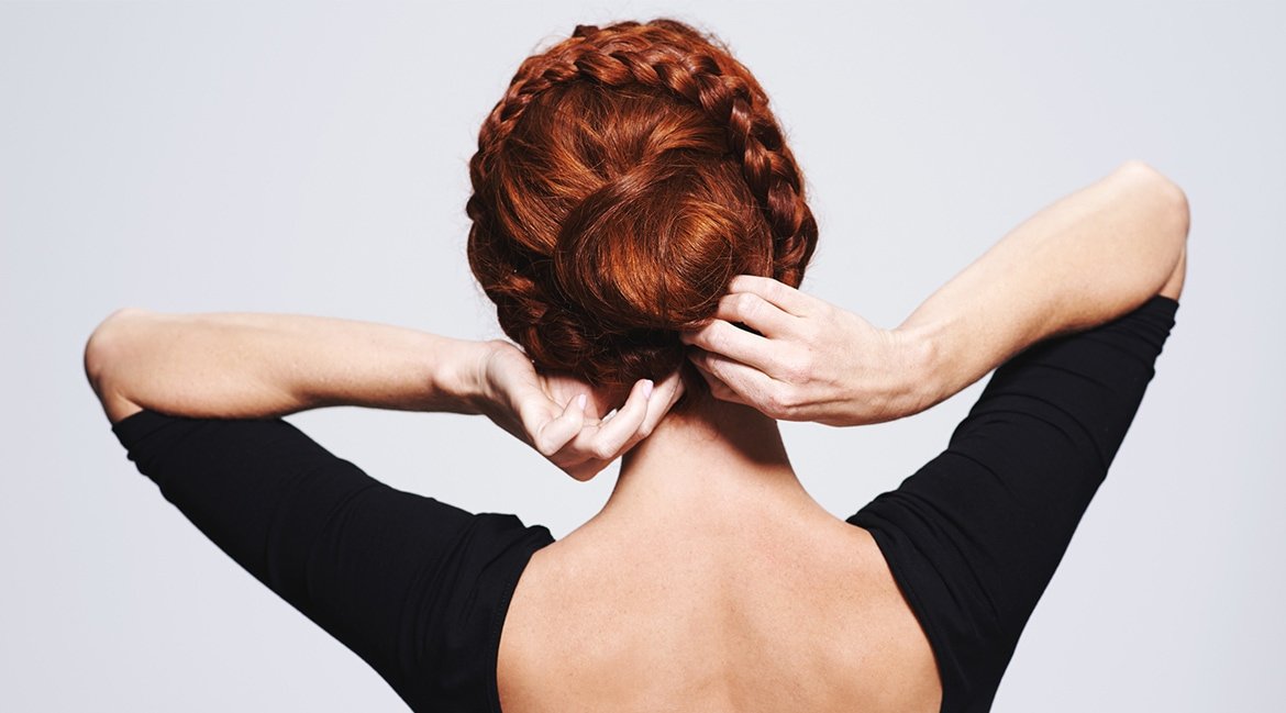 Junge Frau mit dunkelroten romantisch geflochtenen Haaren („Full Braids“)